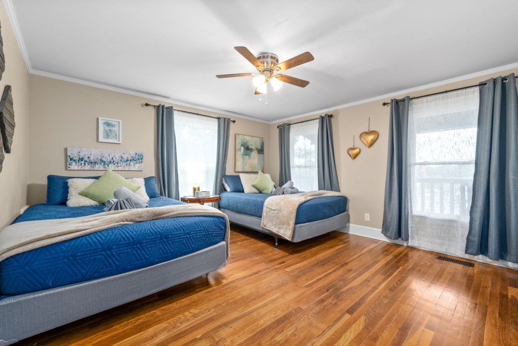 Bedroom3-Dualqueenbeds3