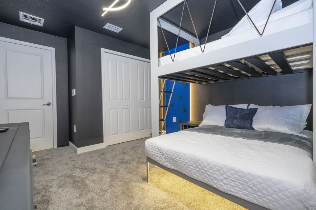 Themed bedroom w/ bunk beds full (full over full)