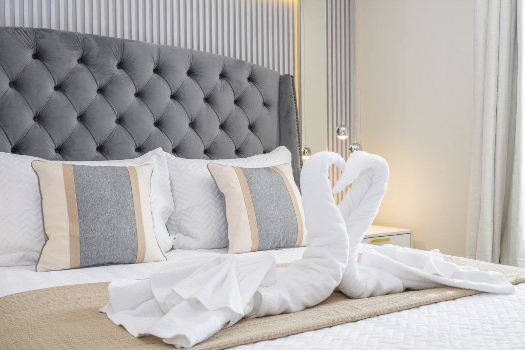 Guest bedroom w/ queen bed (en-suite)
