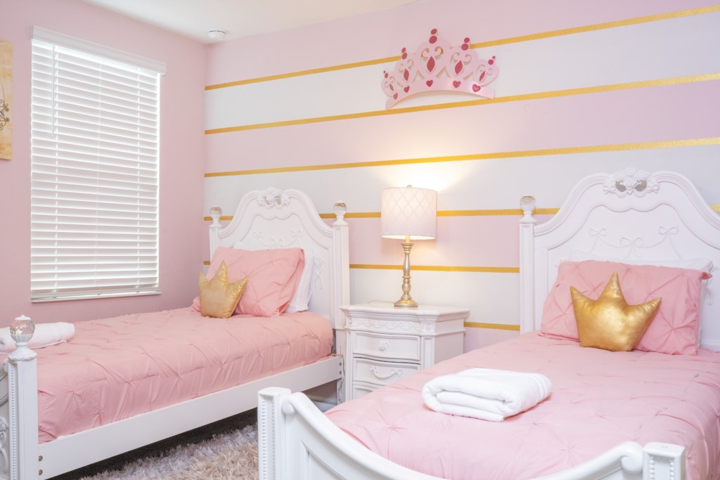 Themed bedroom w/ 2 twin beds