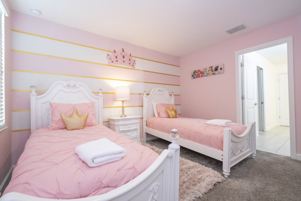 Themed Bedroom w/ 2 twin beds