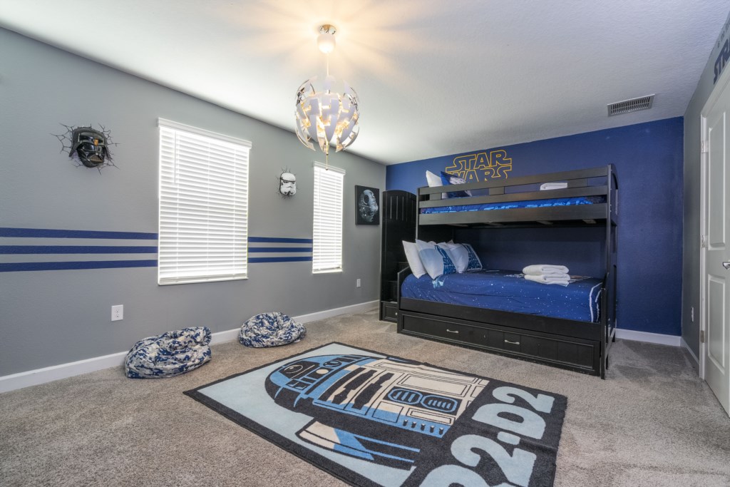 Themed bedroom w/ 2 bunk beds double (full over full)