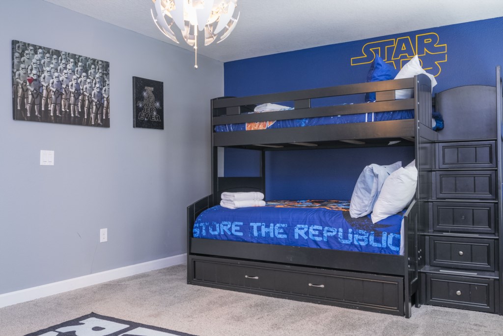 Themed bedroom w/ 2 bunk beds double (full over full)