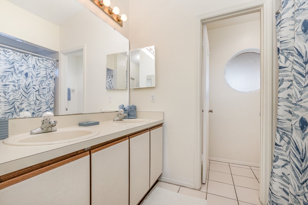 Primary Bedroom En-Suite Bathroom