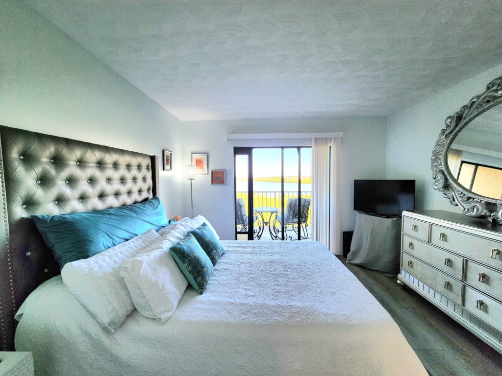 Bedroom with direct access to waterfront balcony