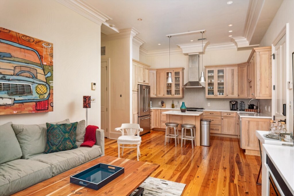 Chic Charleston Condo w/ Balcony & Full Kitchen