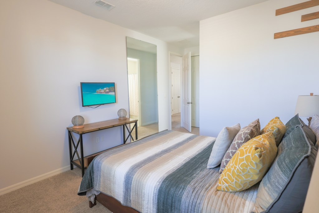 Guest bedroom with TV