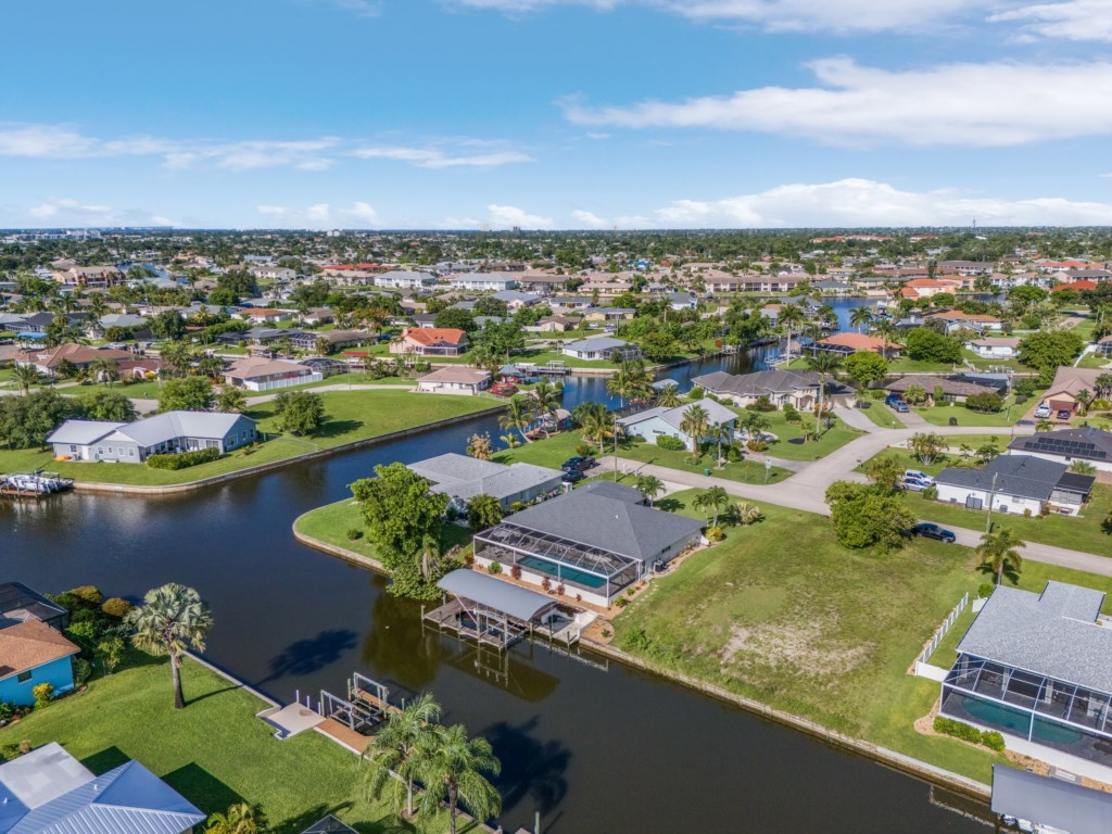 Beautiful canal views in a quiet, peaceful neighborhood, perfect for a relaxing getaway.