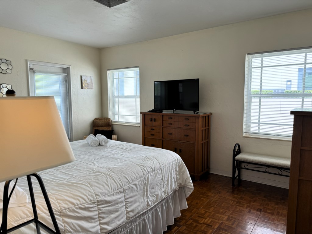 Master Bedroom w/Queen Bed pic1