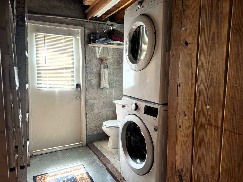 Laundry Room - 1/2 Wet Bath  pic1