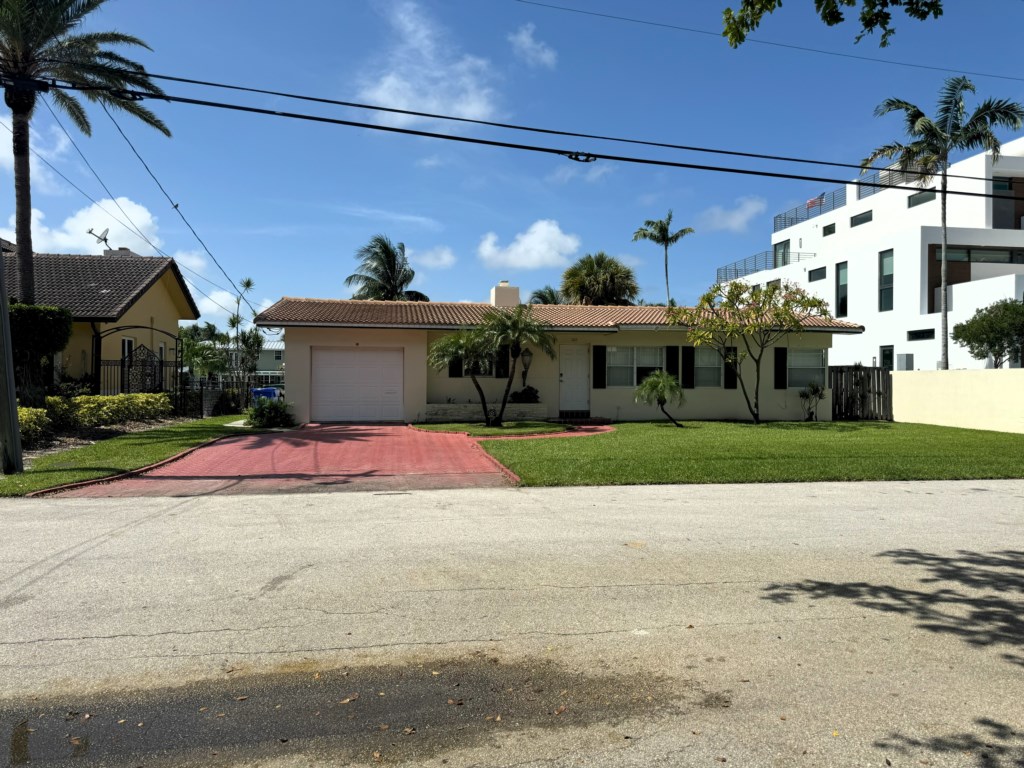 Breezy Waterfront~Pool~Fishing~Close to Beach pic1