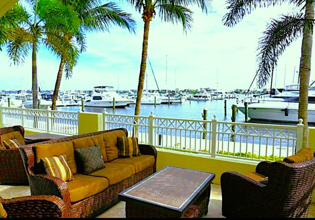 Sitting area overlooking the marina!