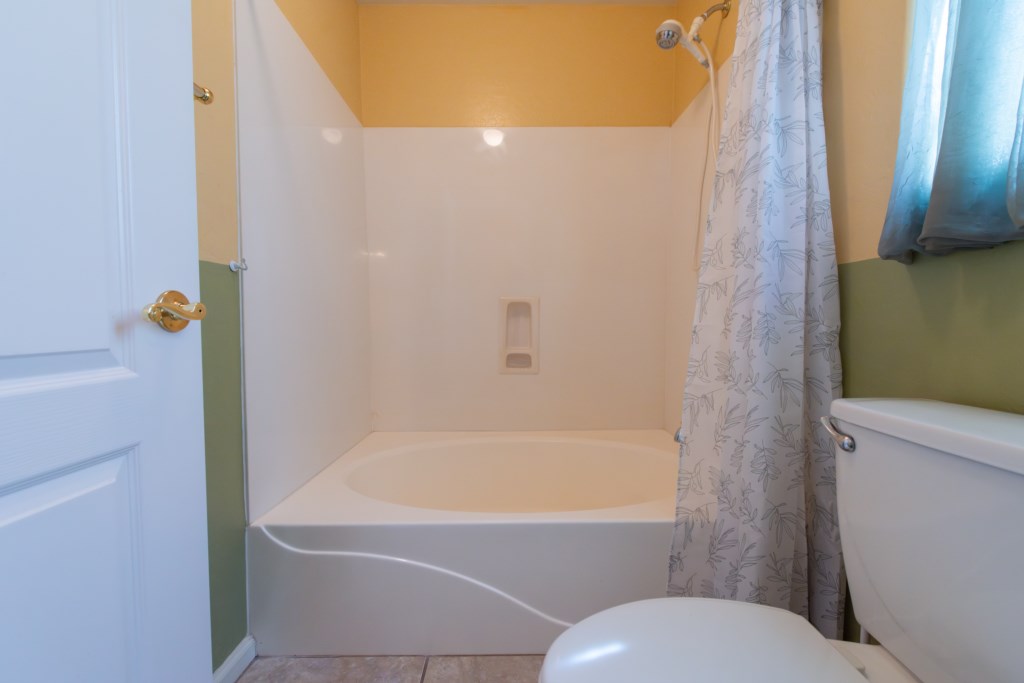 Bathroom 3: Full with bat tub