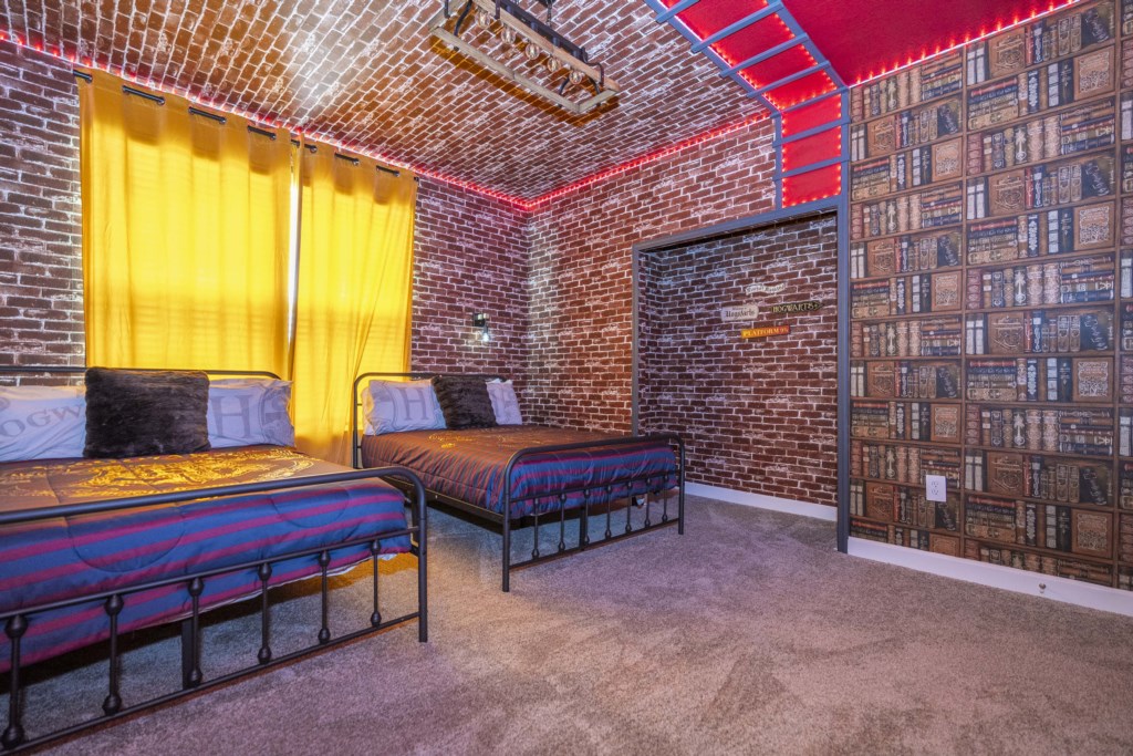 Harry Potter bedroom w/ full beds