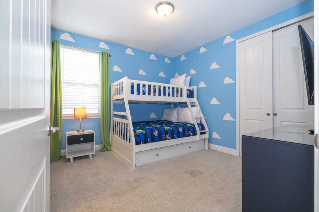 Toy Story Themed en-suite w/ bunk bed twin over full