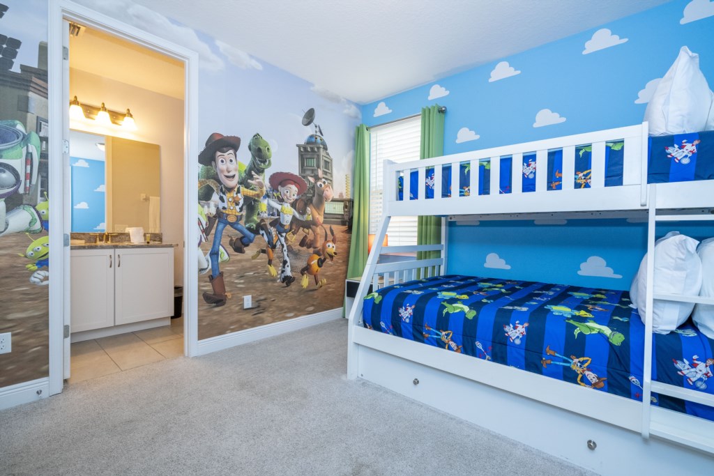 Toy Story Themed en-suite w/ bunk bed twin over full