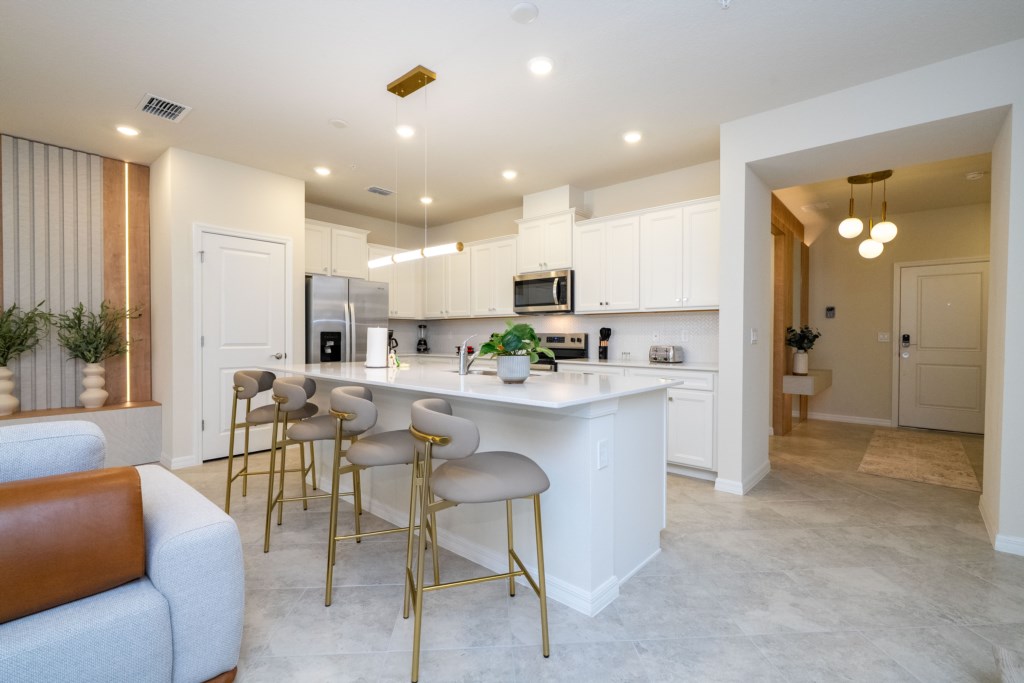 Fully Equipped kitchen w/ Mickey waffle