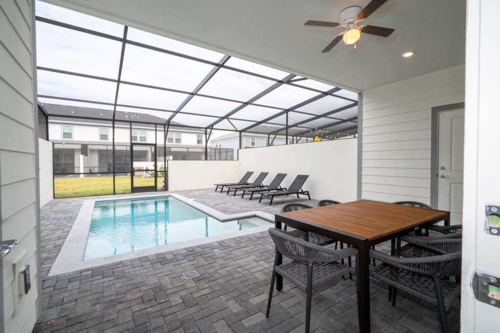 Property private splash pool (pool heat available for an additional fee)