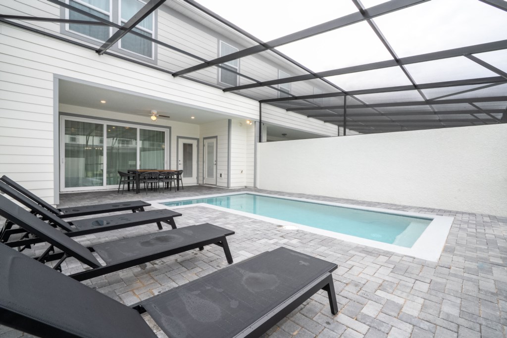 Property private splash pool (pool heat available for an additional fee)