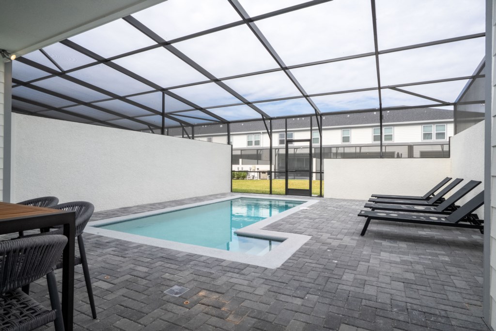 Property private splash pool (pool heat available for an additional fee)