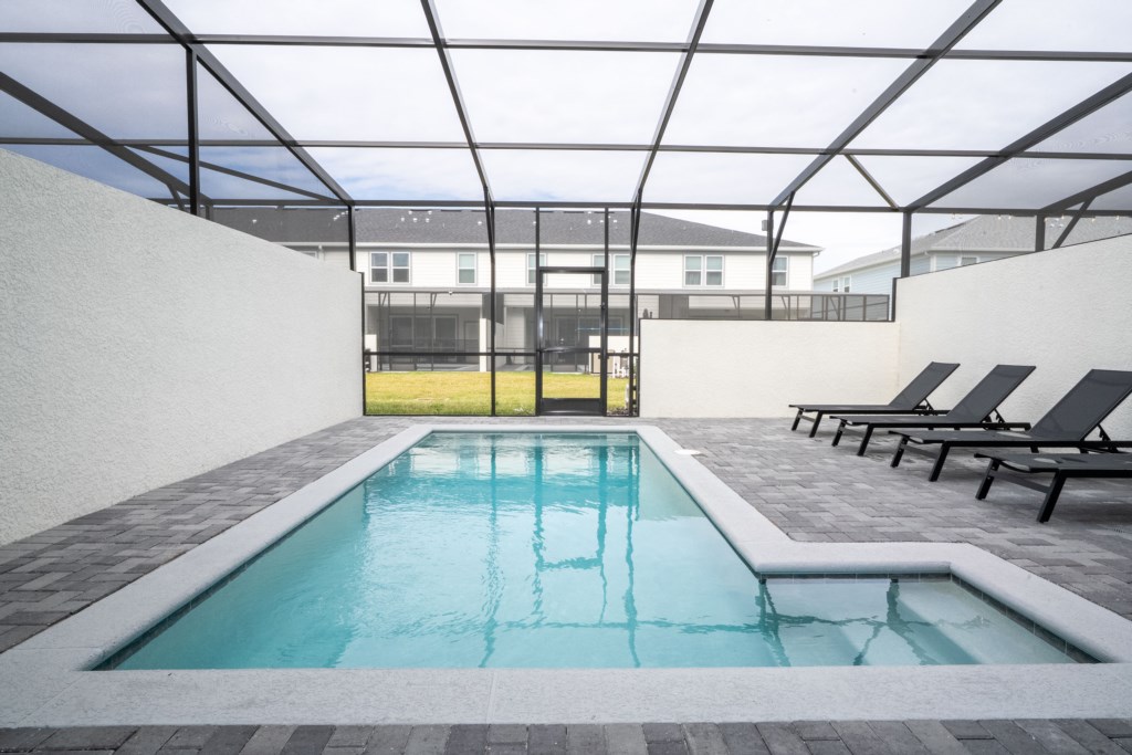 Property private splash pool (pool heat available for an additional fee)