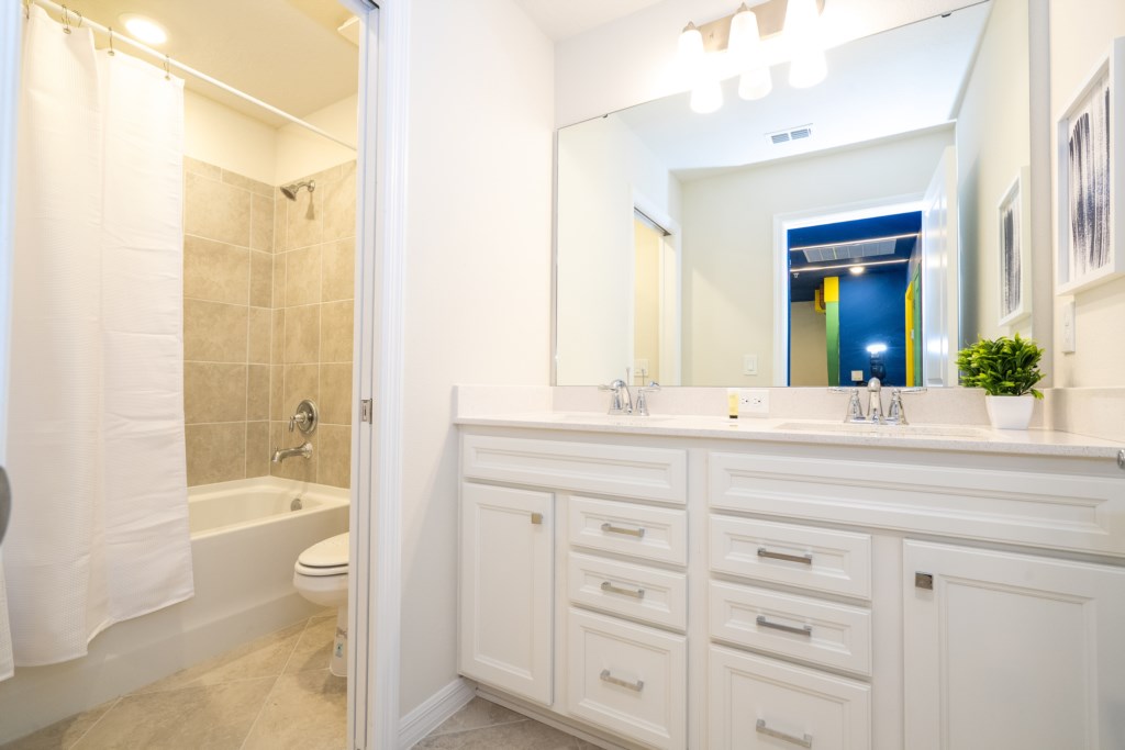 Shared bathroom with a tub (for the themed bedrooms)