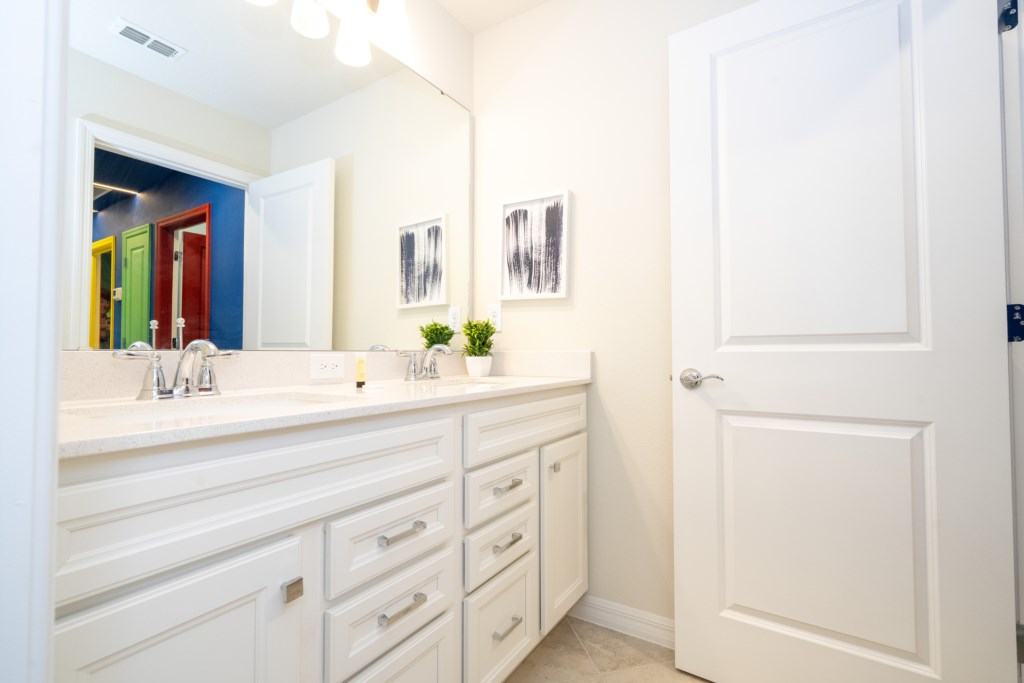 Shared bathroom with a tub (for the themed bedrooms)