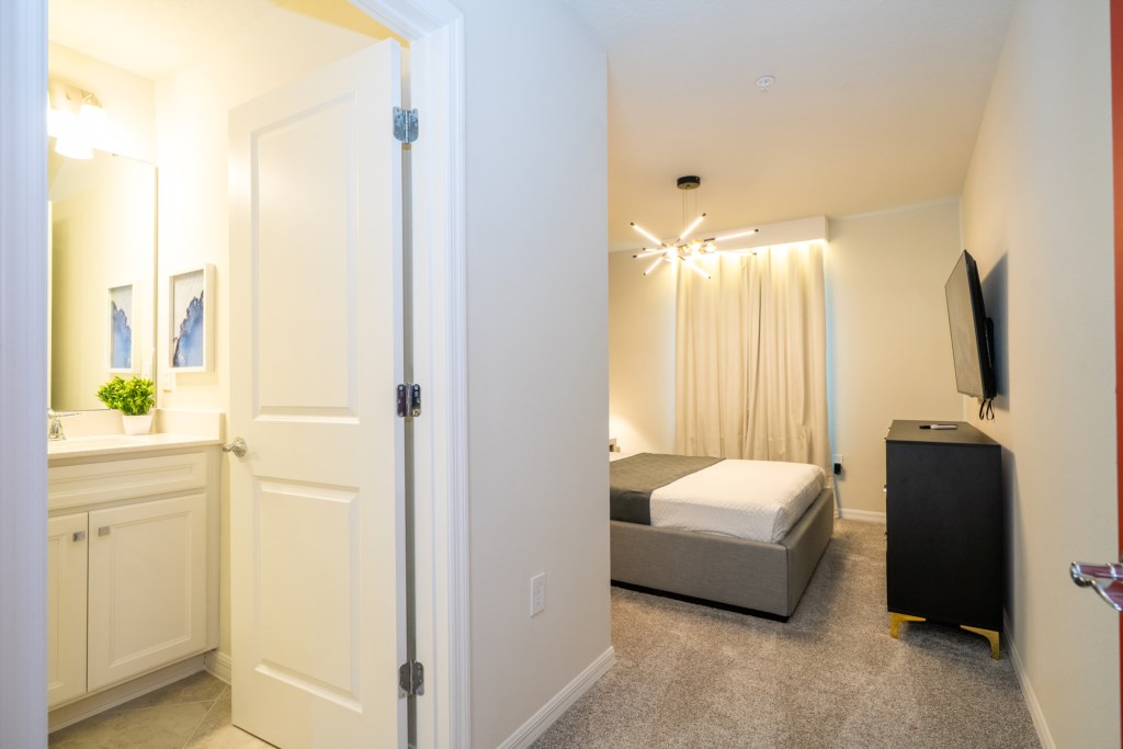 Guest en-suite with queen size bed & TV