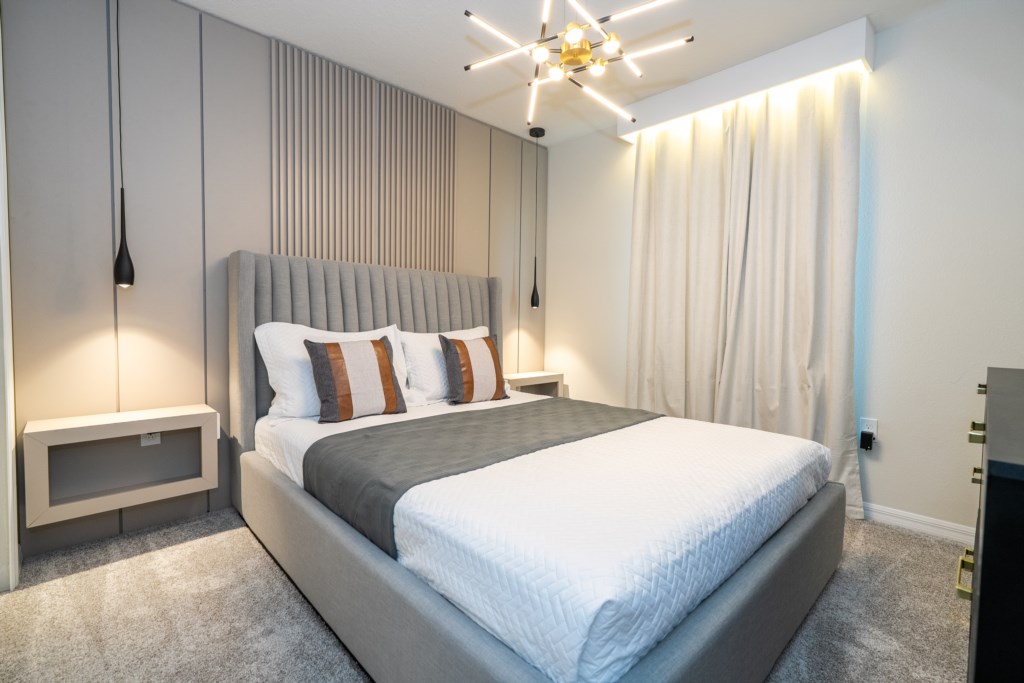 Guest en-suite with queen size bed & TV