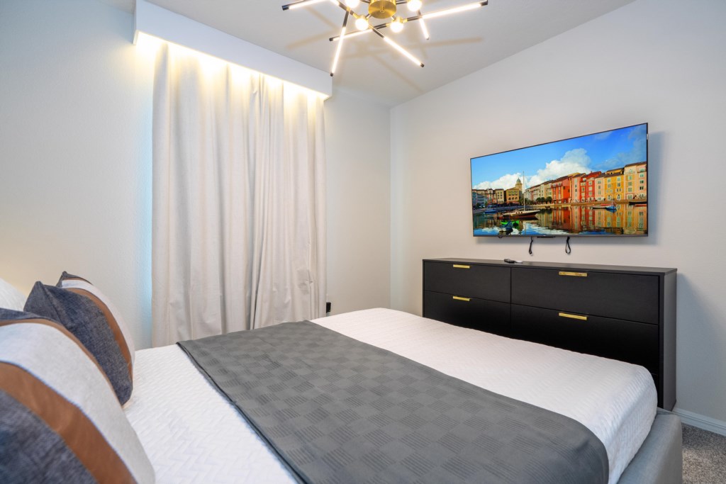 Guest en-suite with queen size bed & TV