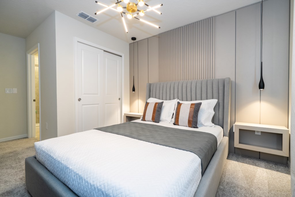 Guest en-suite with queen size bed & TV