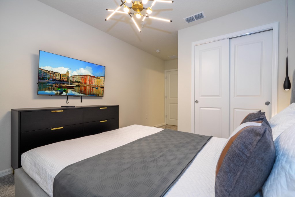 Guest en-suite with queen size bed & TV