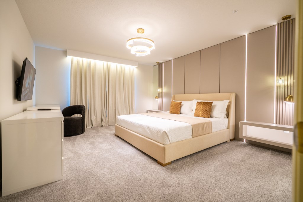 King bedroom master suite w/ work station