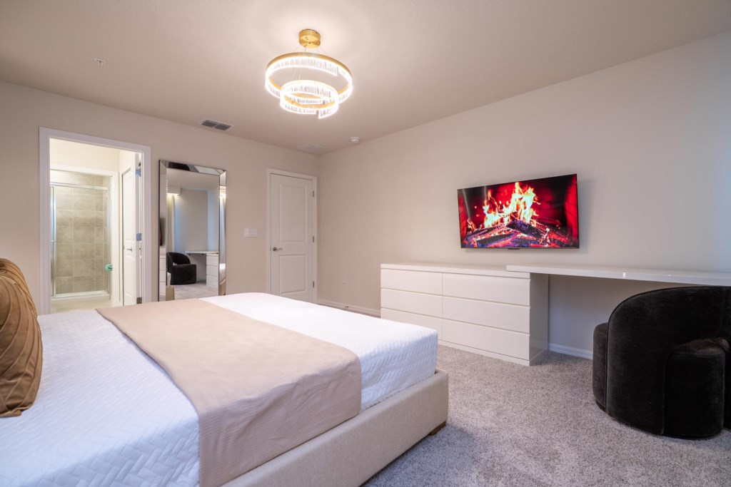 King bedroom master suite w/ work station