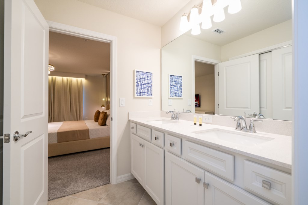 Master suite bathroom w/ walk in shower and double sinks
