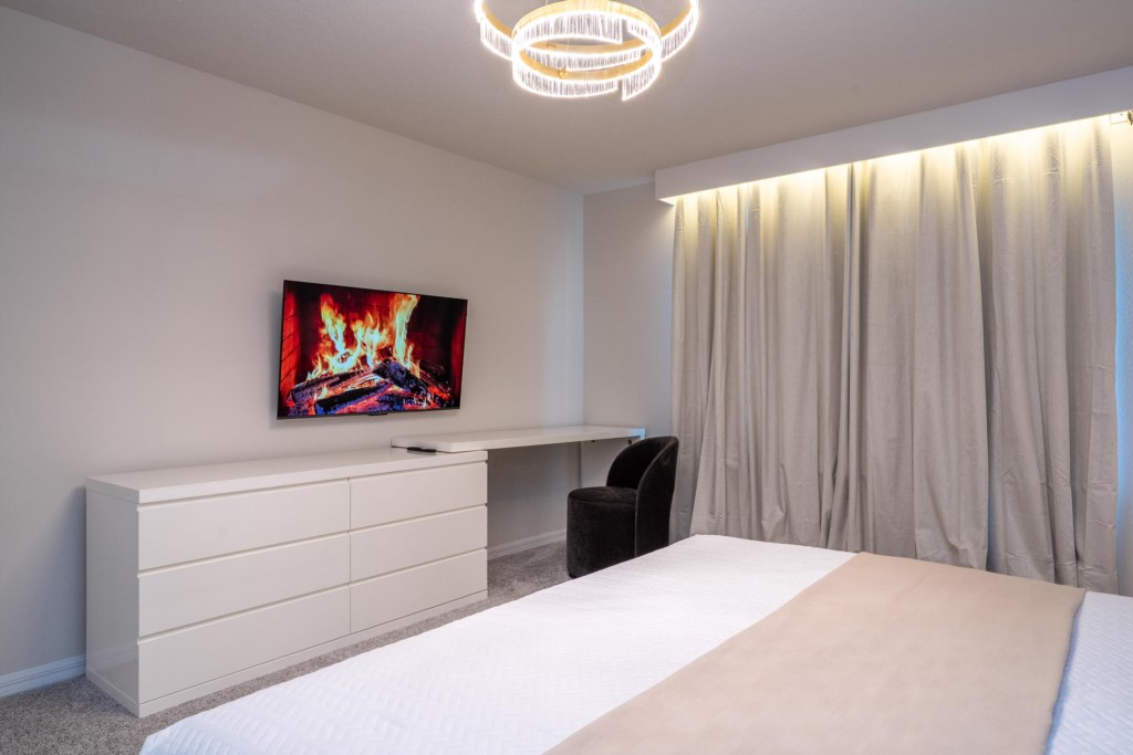 King bedroom master suite w/ work station