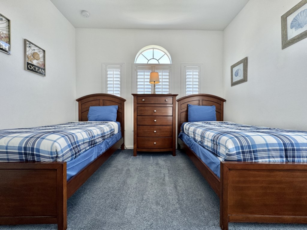 Bright and comfortable twin beds, ideal for a restful night's sleep.