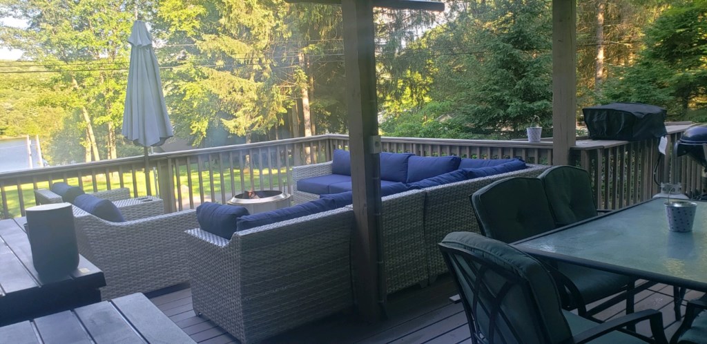 Deck seating w/table 