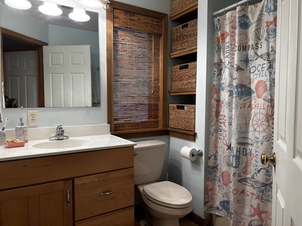 Master Bathroom w/ shower tub combo