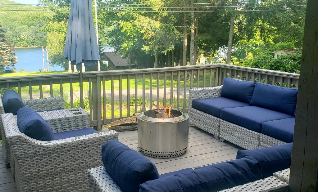 Deck Seating and fire pit 