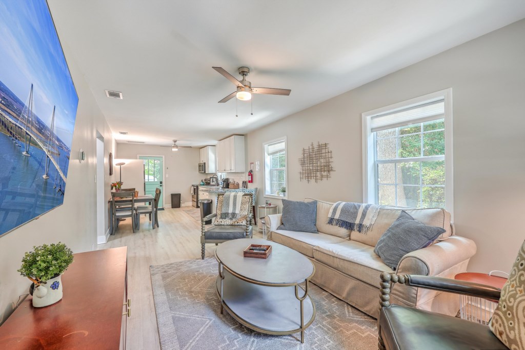 Cute Park Circle Abode Near Downtown with HOTTUB!