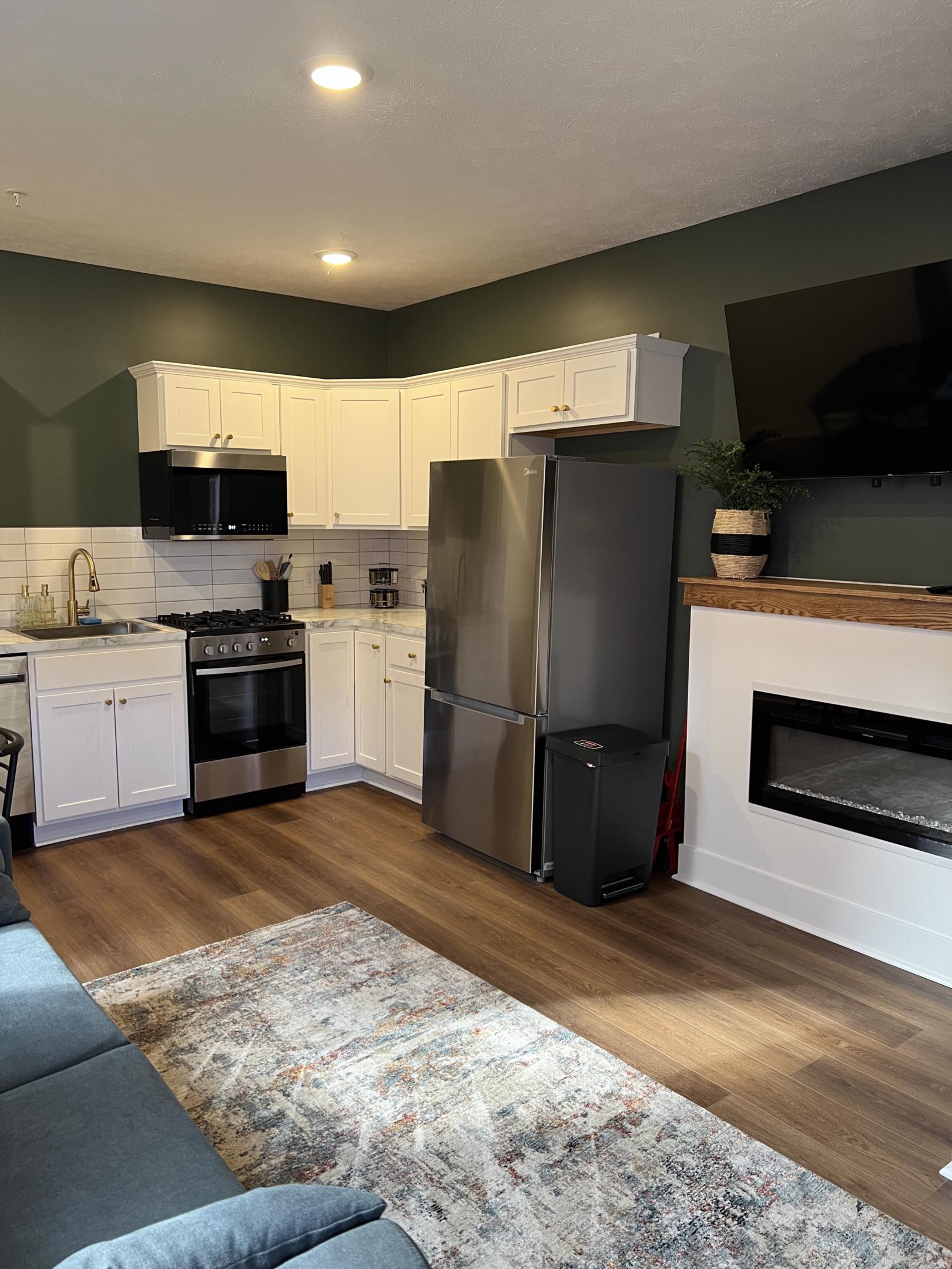 Urban Queen Apartment At The Victorian Unit D - Michigan