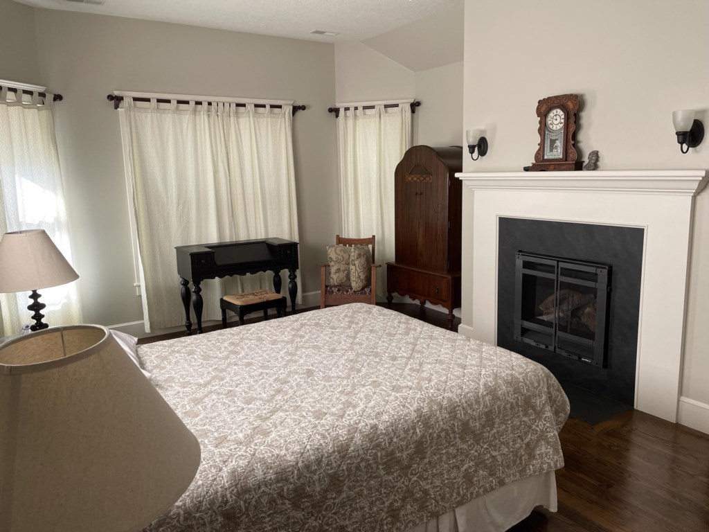 230CentralUpBedFireplace