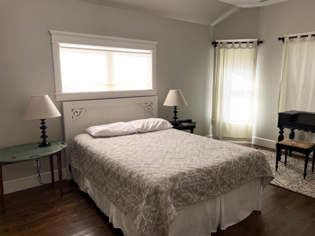 230CentralUpBedFireplace2