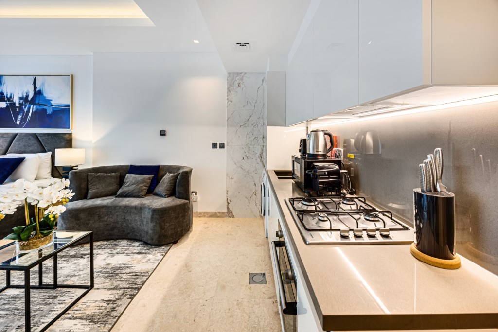 AP_StrlngOmntEst_207_08