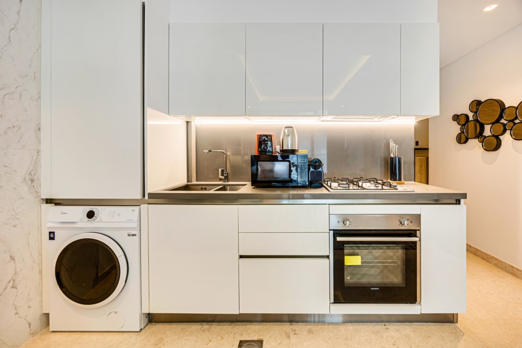 AP_StrlngOmntEst_207_10