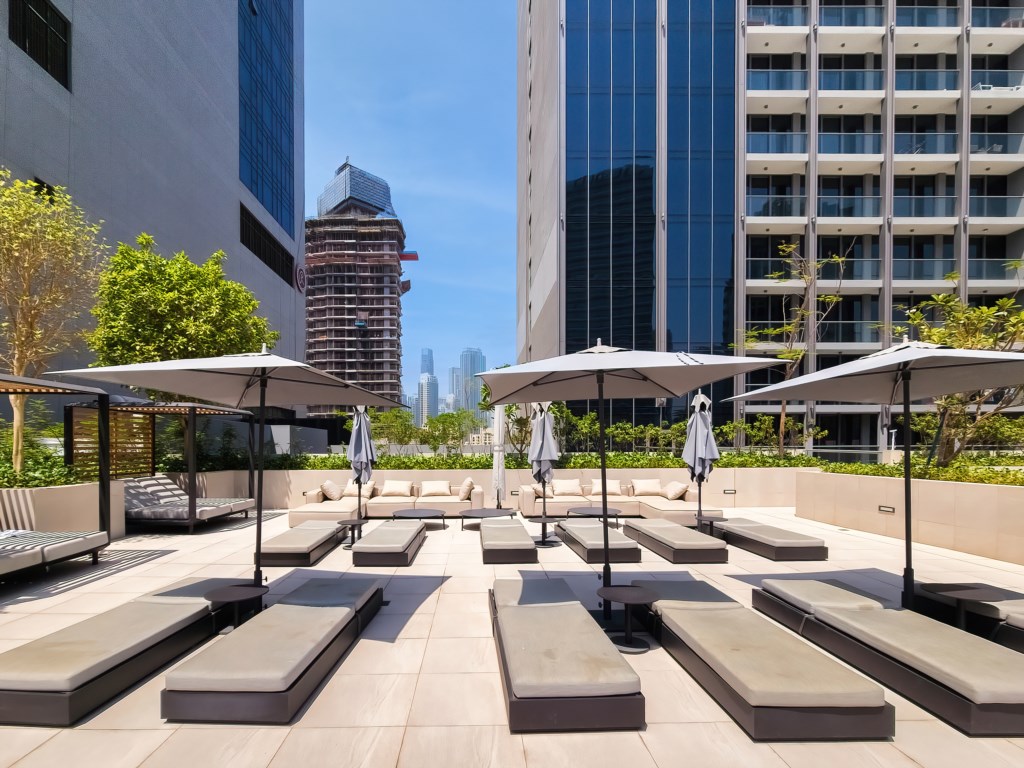 AP_StrlngOmntEst_207_51