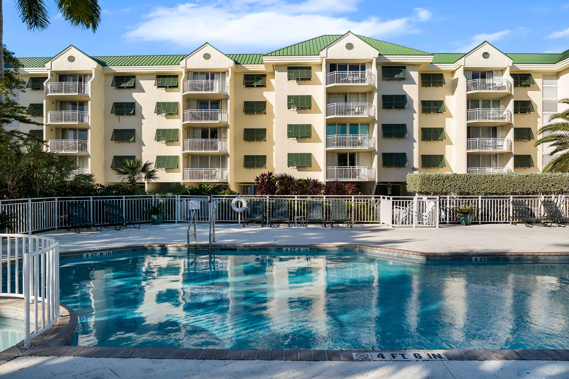 Sparkling Community Pool And Cozy Living Space - Charming Retreat - Key West, FL