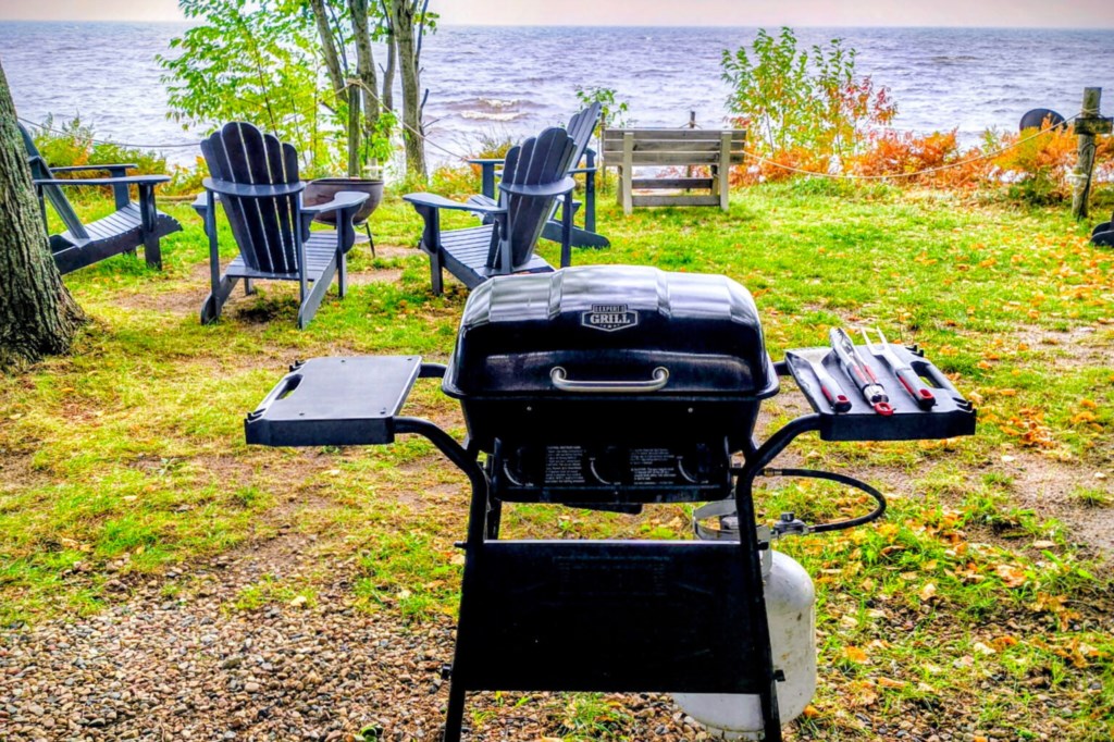 Paradise on lake superior Studio with two queen beds private propane grill and outdoor firepit