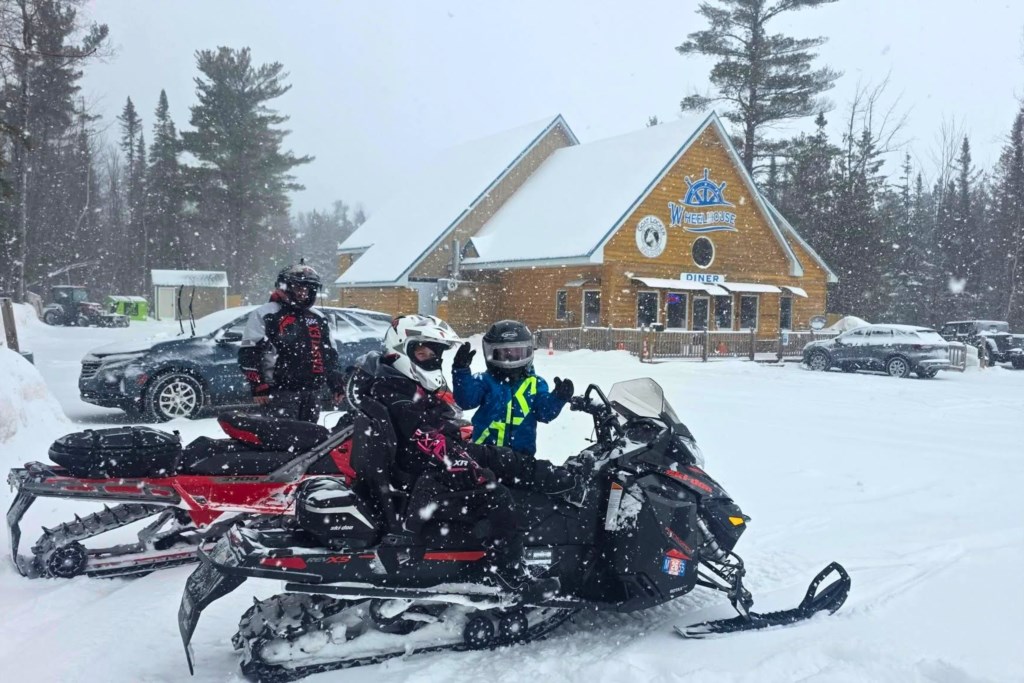 Paradisesnowmobilebyresteraunt